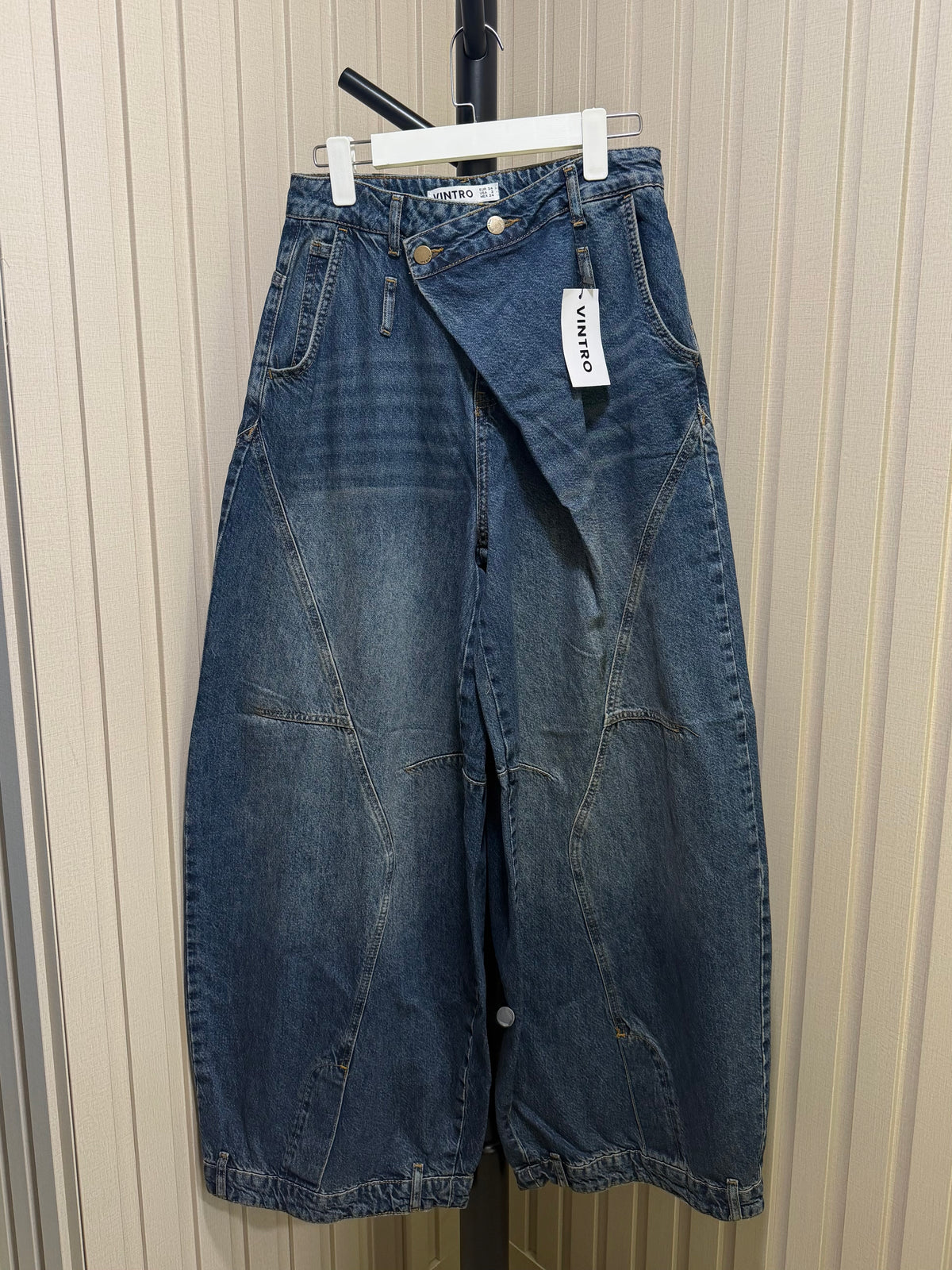 Offset Waist Baggy Jeans (2 colors)