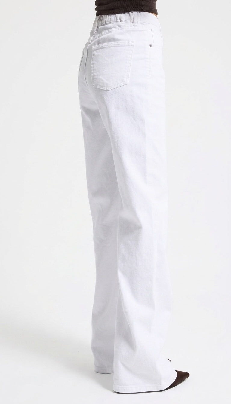 White Straight Leg Jeans – Clean Fit